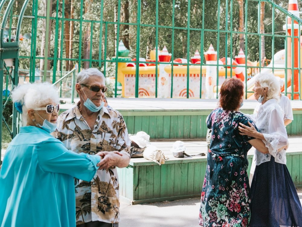elderly-couples-dance-in-the-park-on-the-street-2023-11-27-05-00-39-utc